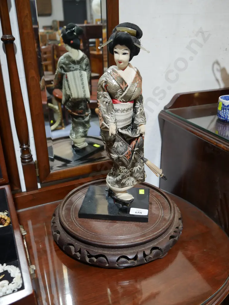 Oriental figurine Image 1++