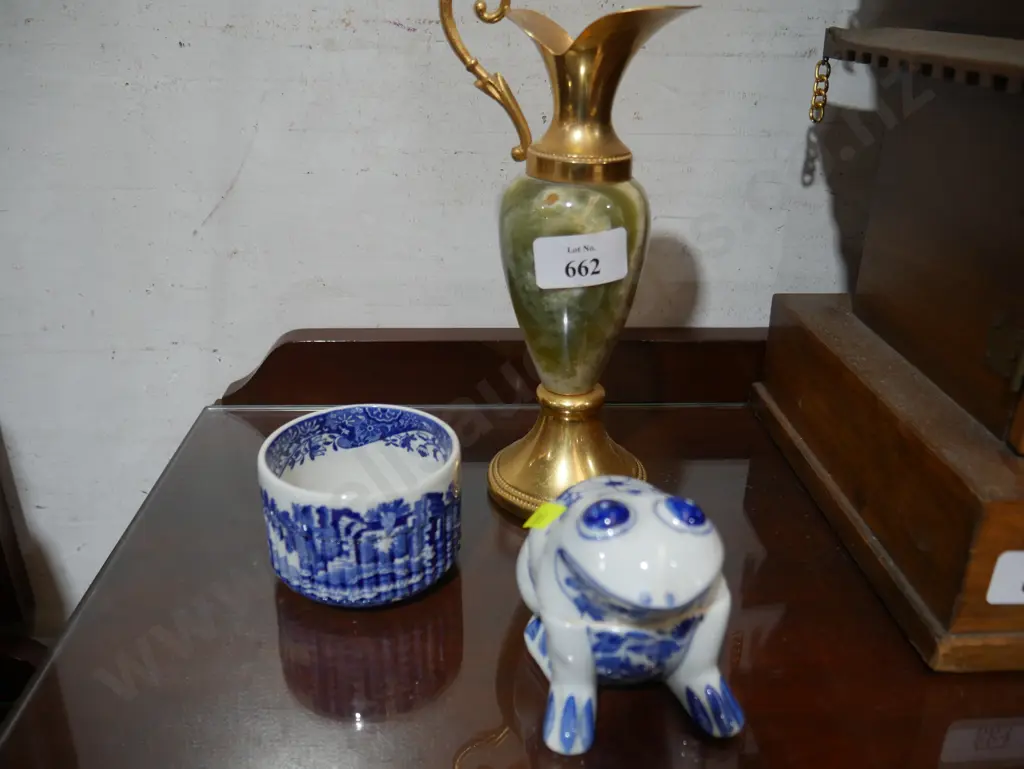 Blue and white porcelain frog, brass vase Image 1++