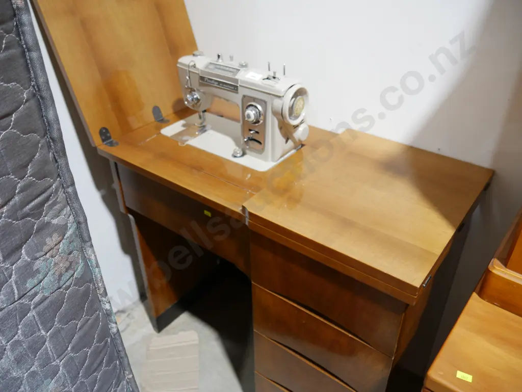 Sewing machine and table Image 1++