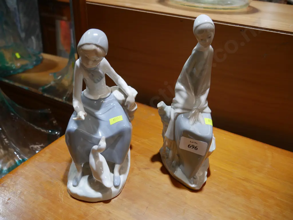 2 figures Image 1++