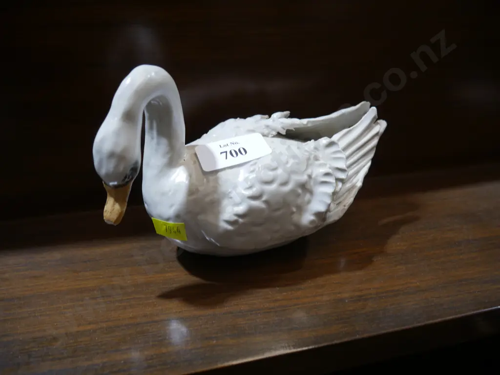 Swan ornament Image 1++