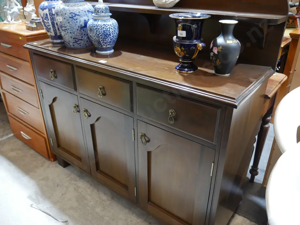 Sideboard Image 1++