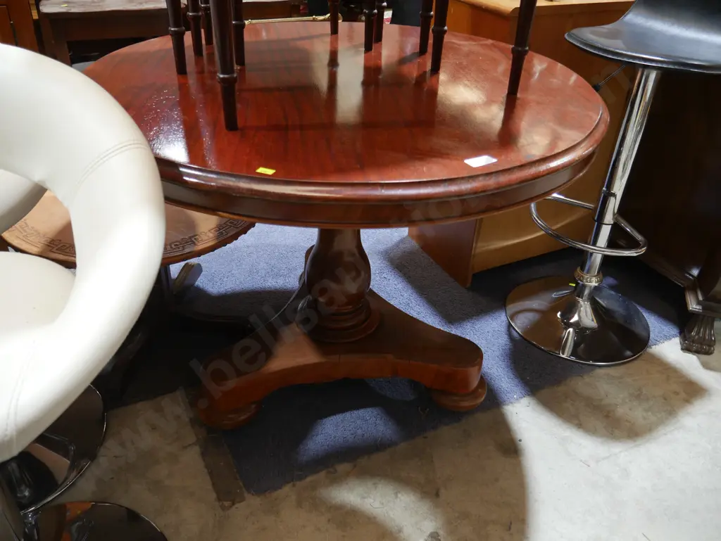 Small mahog dining table Image 1++