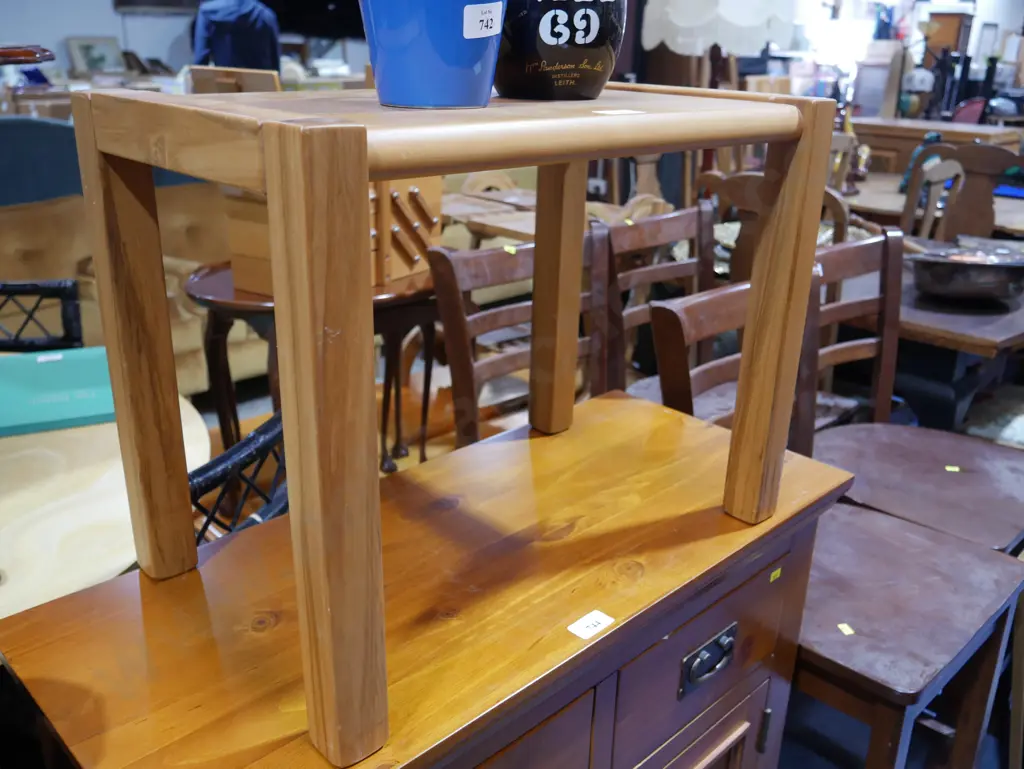 Small table Image 1++