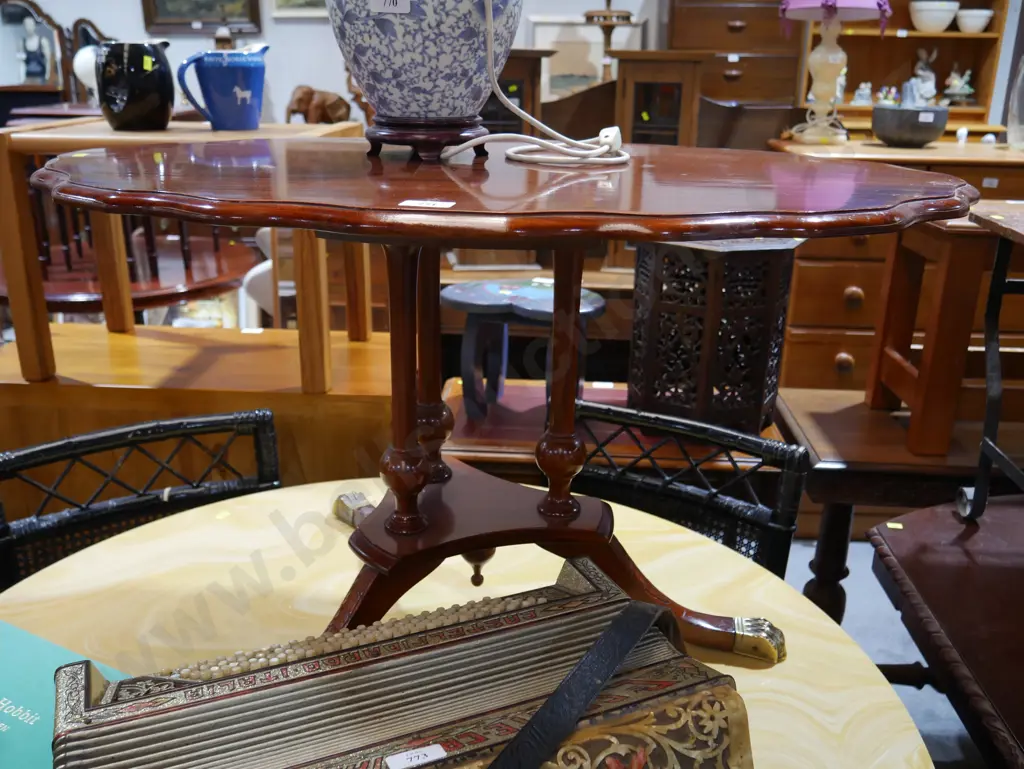 Pedestal side table Image 1++