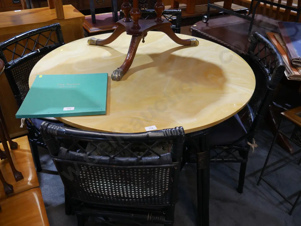 Dining table and 4 chairs Image 1++