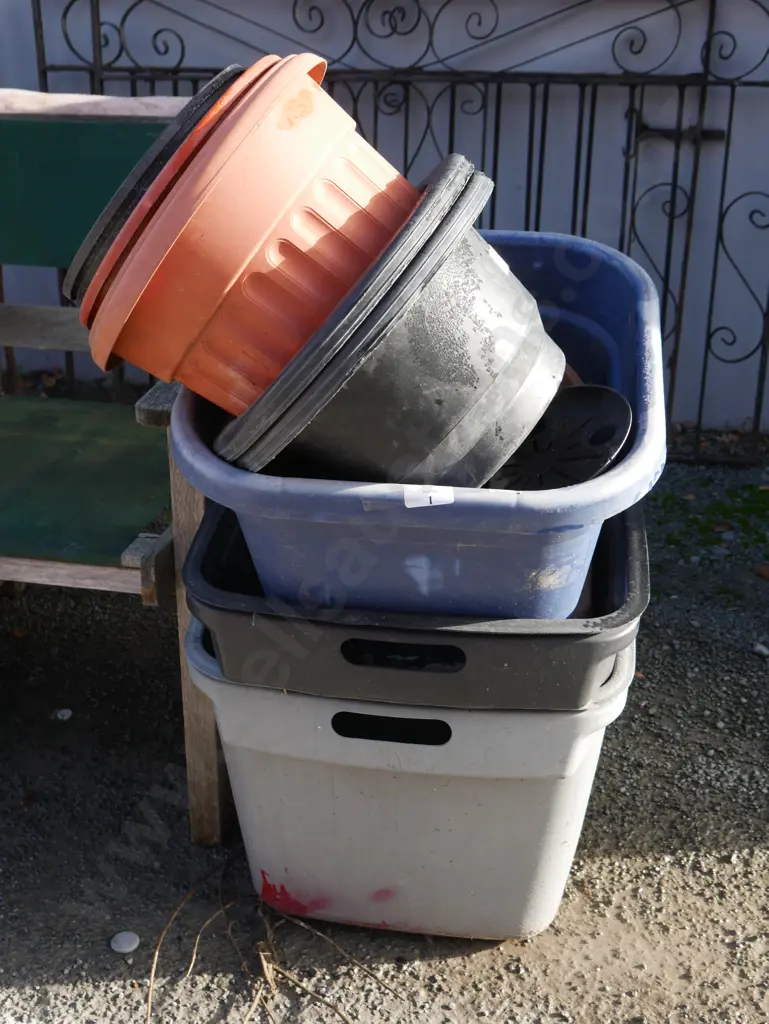 Plastic bins and pots Image 1++