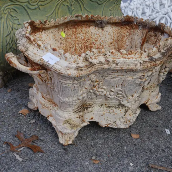 Cast iron pot