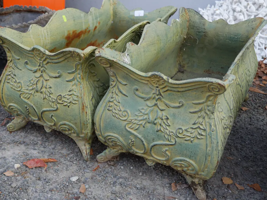 2 cast iron pots Image 1++