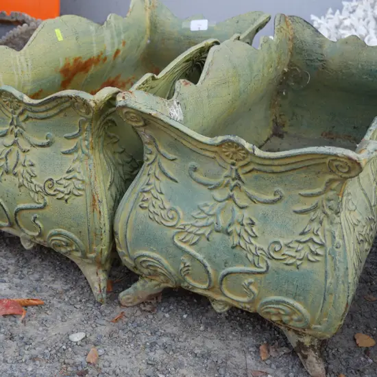 2 cast iron pots
