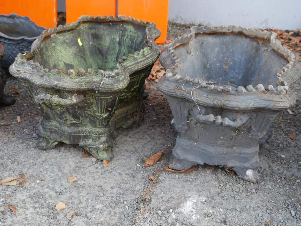 2 cast iron pots Image 1++