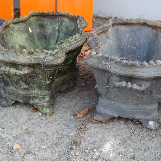 2 cast iron pots