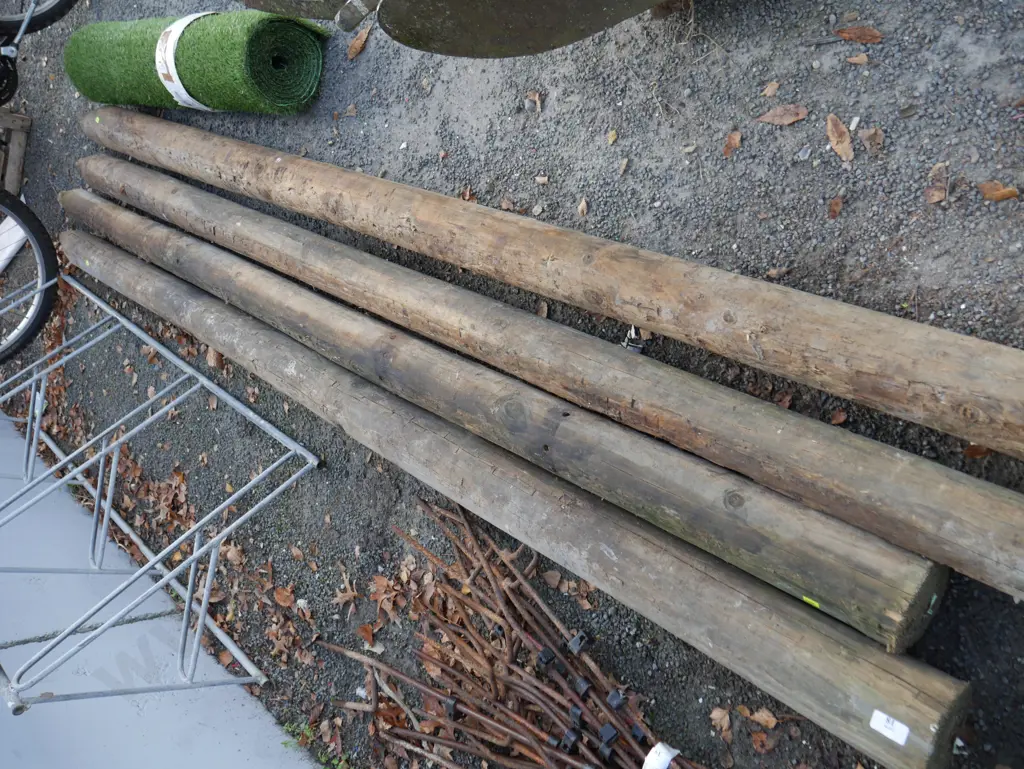 4 wooden posts Image 1++