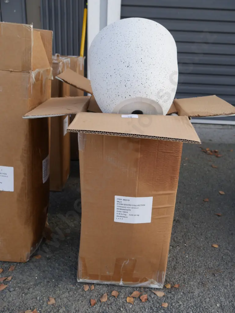 Box of plant pots Image 1++