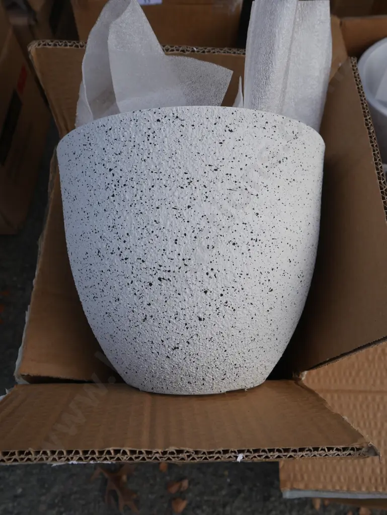Box of plant pots Image 1++
