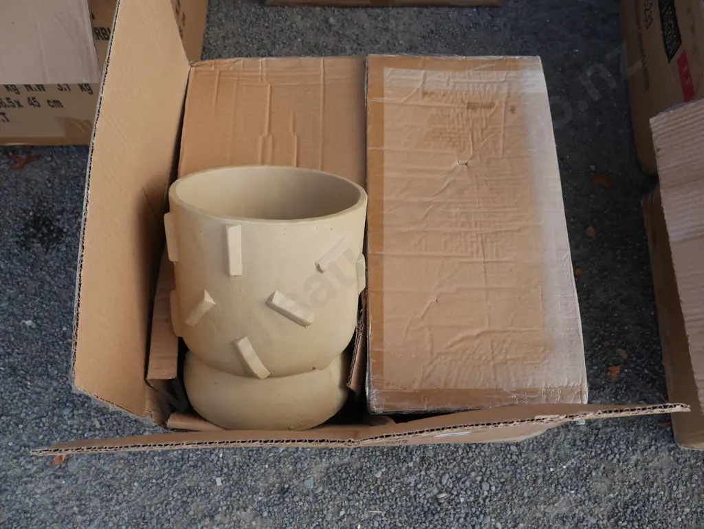 Box of plant pots Image 1++