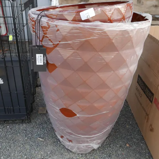 2 plant pots