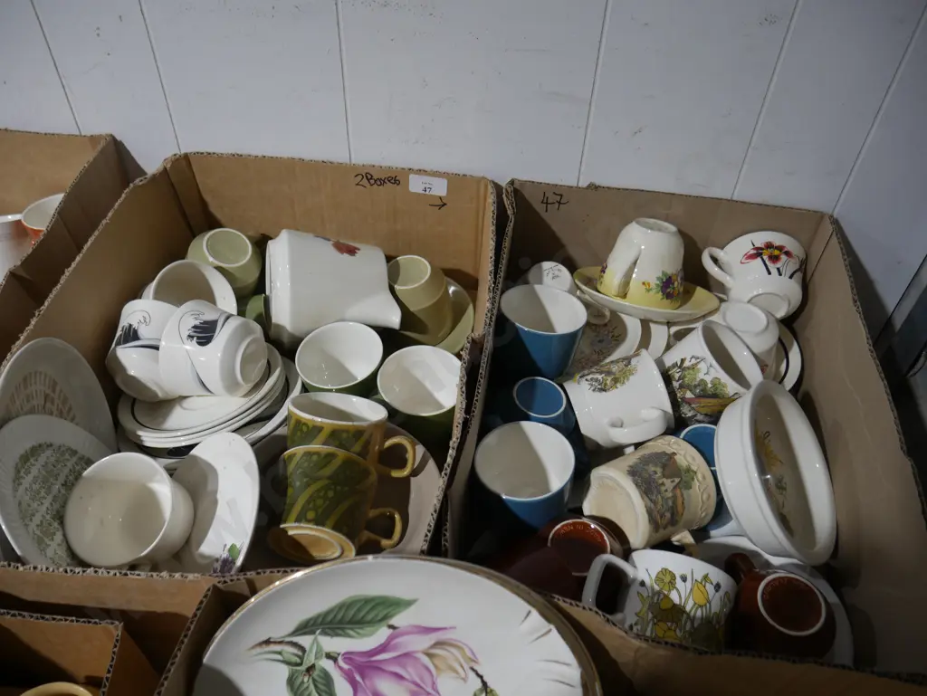 2 boxes of Crown Lynn china Image 1++