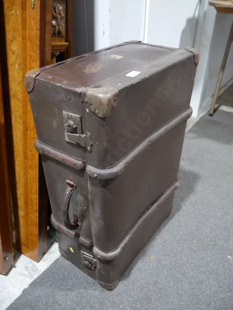 Vintage travel trunk Image 1++