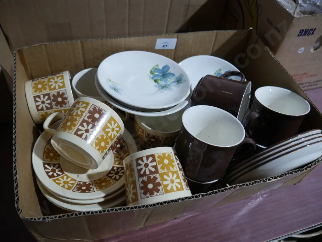 Box of Crown Lynn china Image 1++
