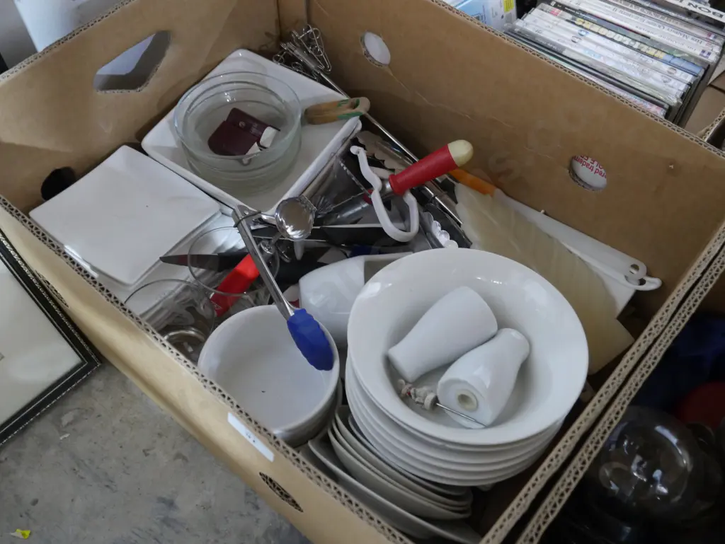 Box of kitchenware Image 1++