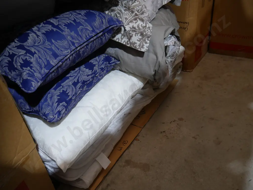 Large quantity of linnen, fabric, bedding Image 1++