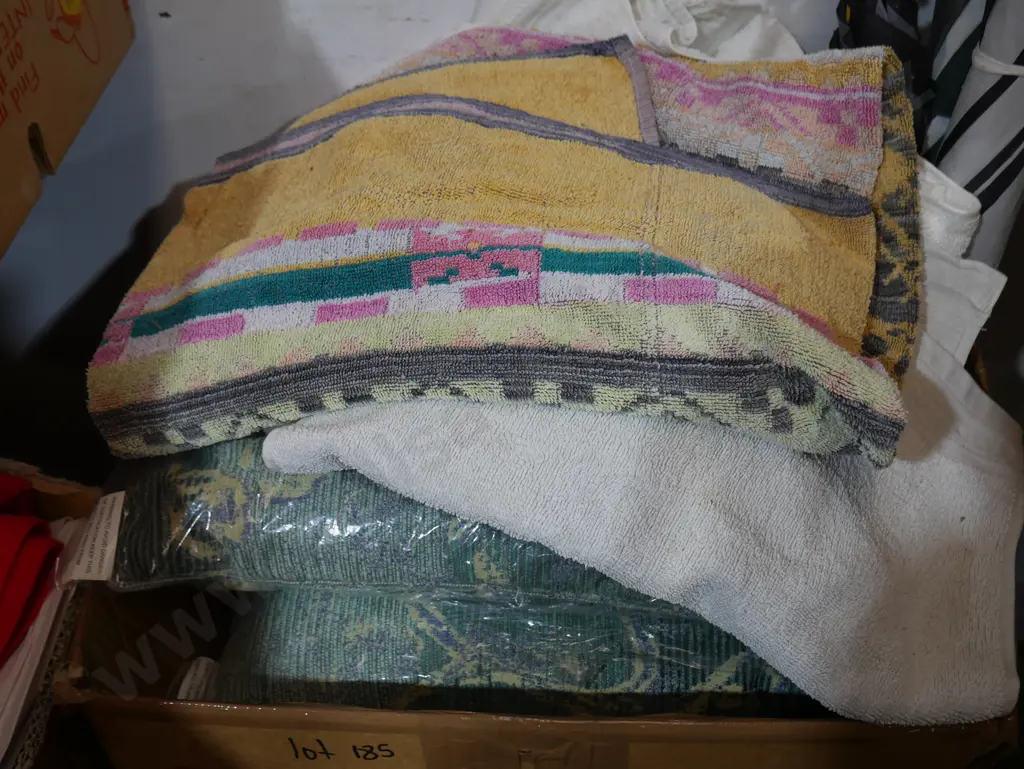 Large quantity of linnen, fabric, bedding Image 1++