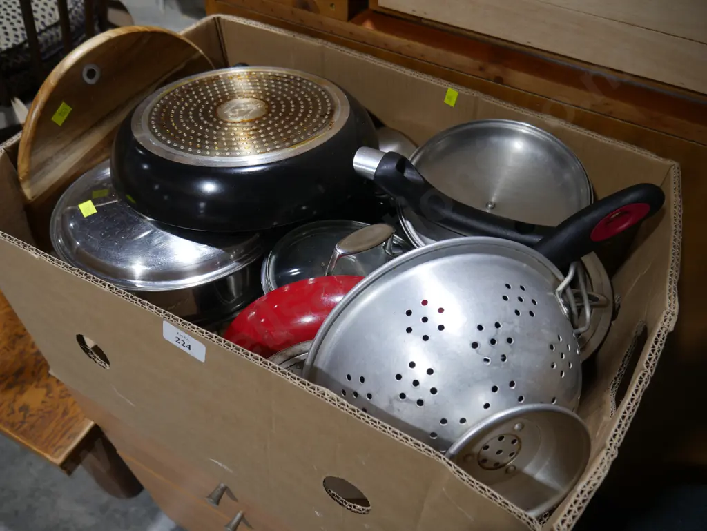 Box of kitchenware Image 1++