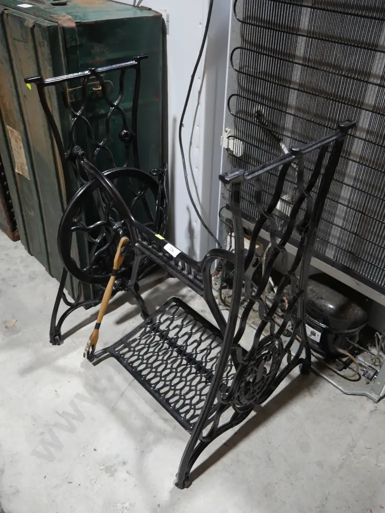 Singer sewing machine base Image 1++