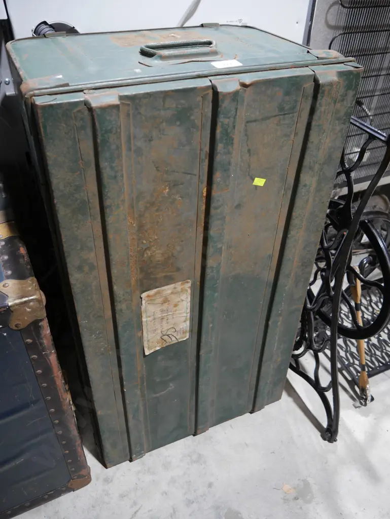 Metal trunk Image 1++
