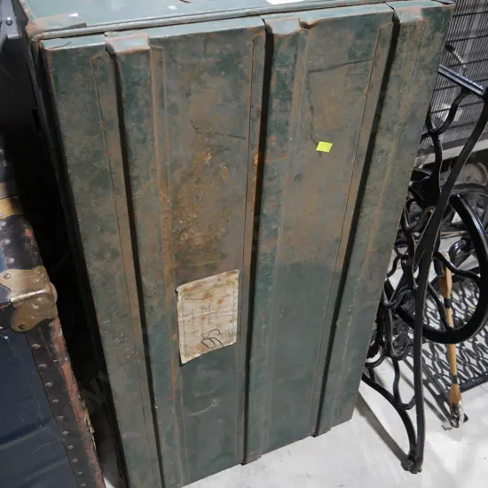 Metal trunk