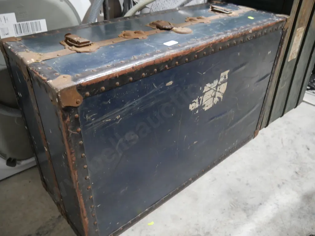 Vintage trunk Image 1++