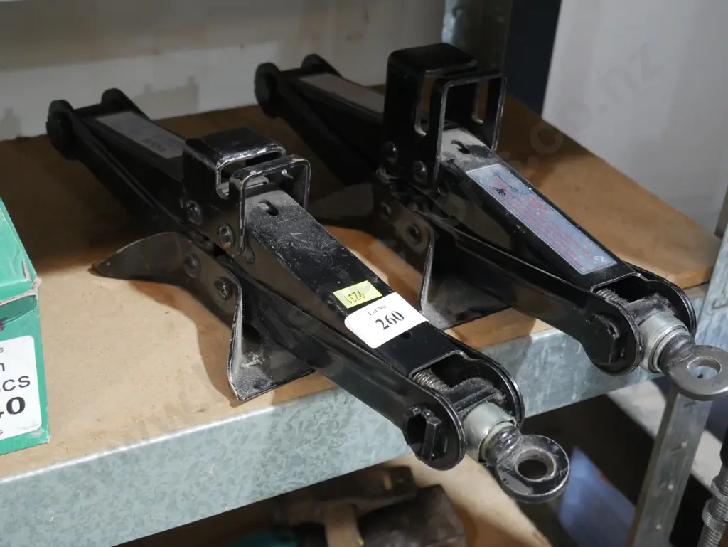Scissor jacks Image 1++
