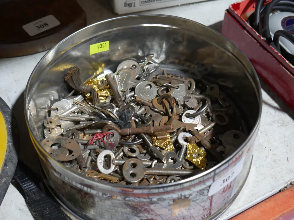 Tin of keys Image 1++