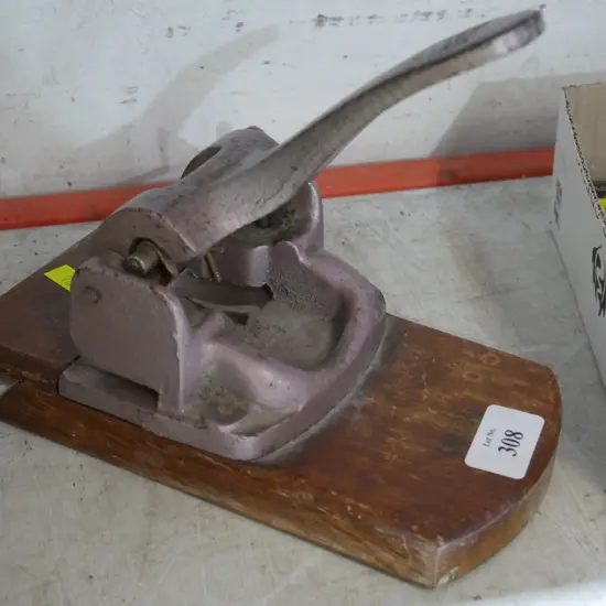 Hole punch