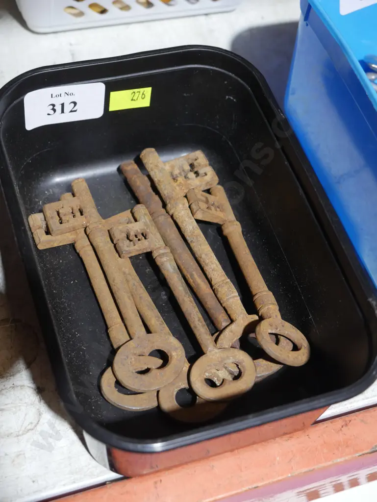 7 vintage keys Image 1++