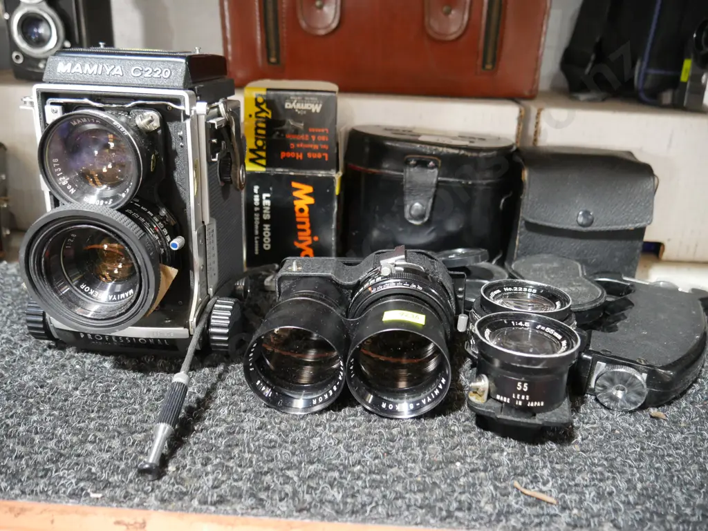 Mamiya twin lens reflex camera and accessories Image 1++
