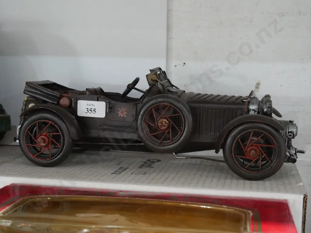 Model of vintage car Image 1++