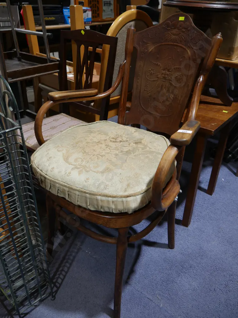 2 vintage chairs Image 1++