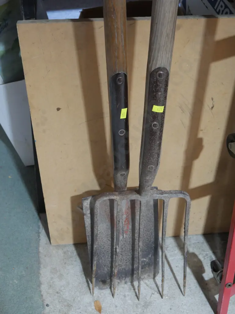Spade and fork Image 1++