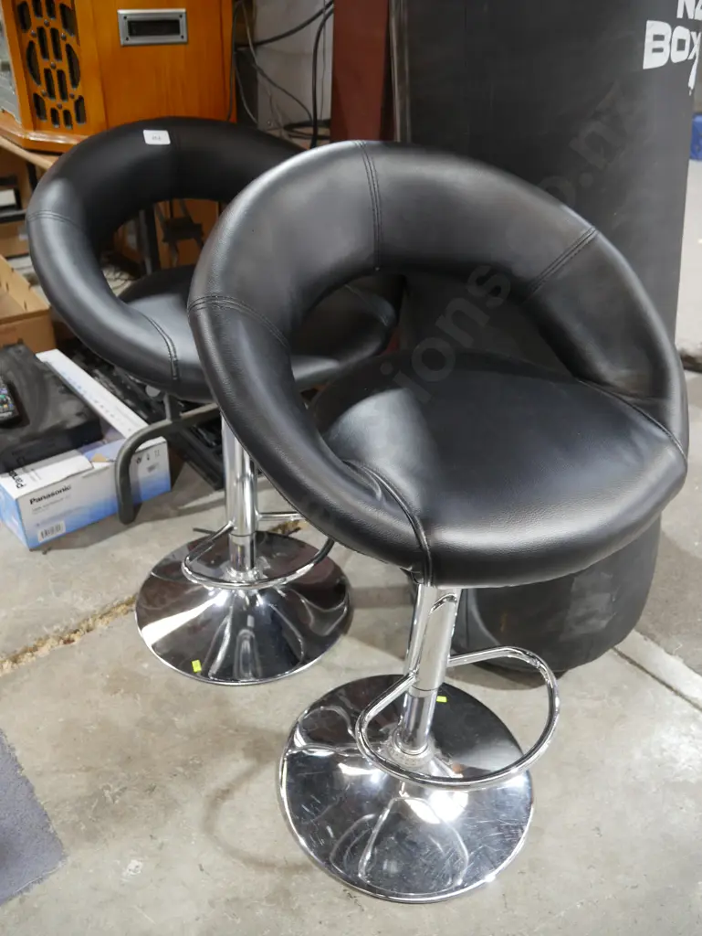 2 barstools Image 1++