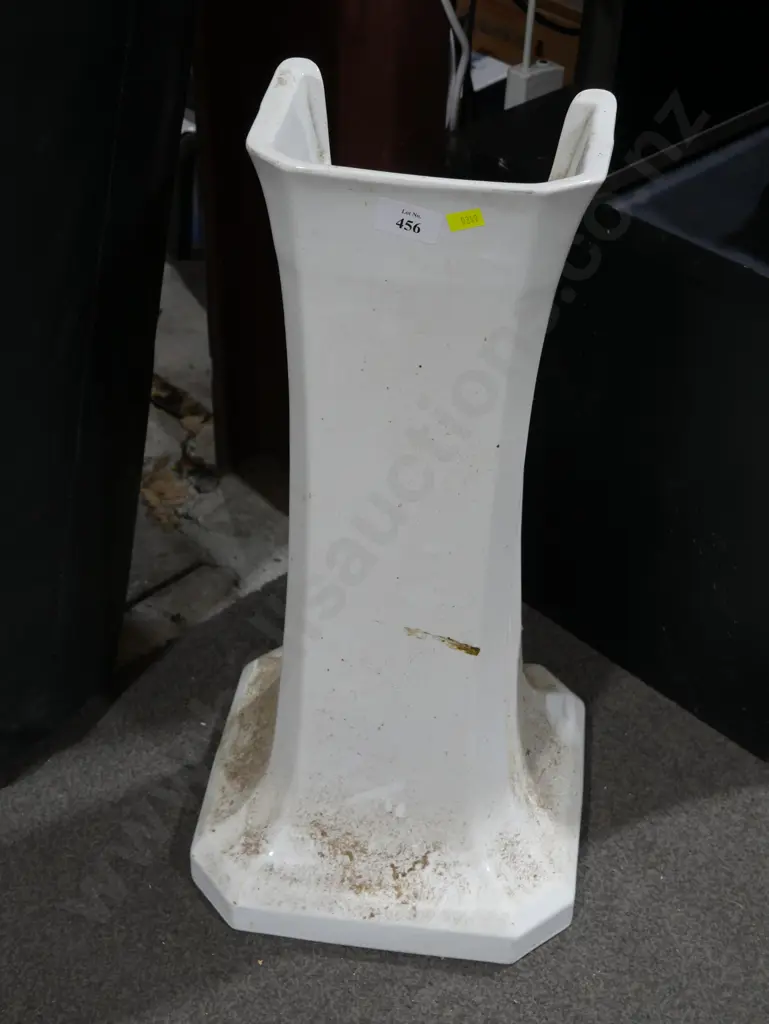 Pedestal for basin Image 1++