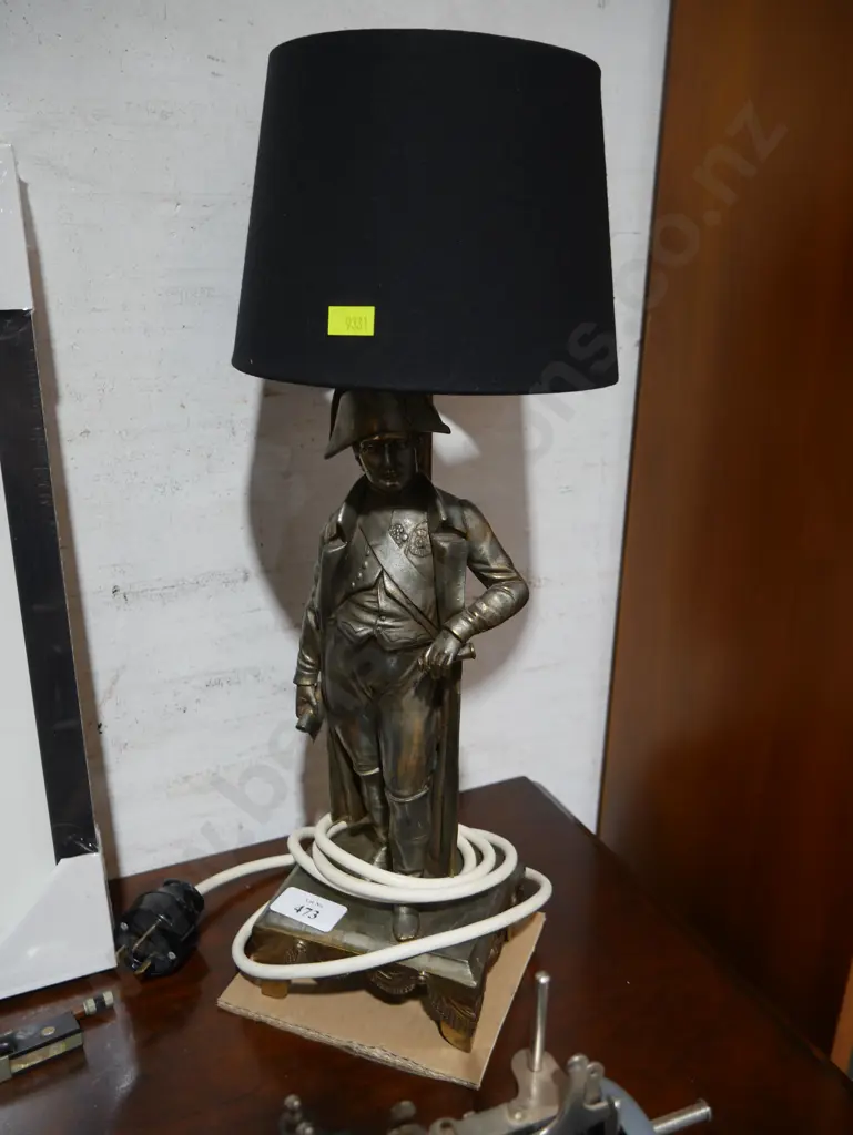 Figurine table lamp Image 1++