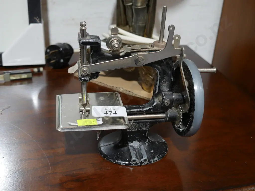 Peter pan miniature sewing machine Image 1++