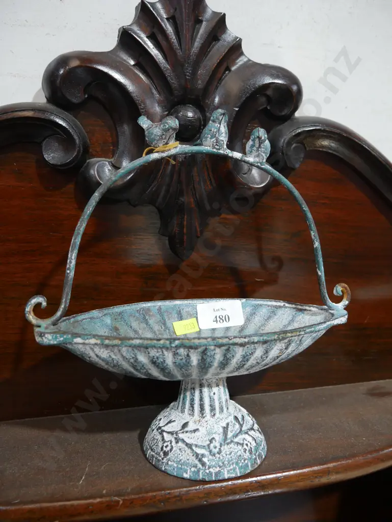 Cast metal bird bath Image 1++