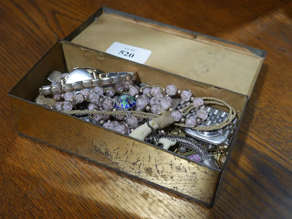 Tin of jewellery Image 1++