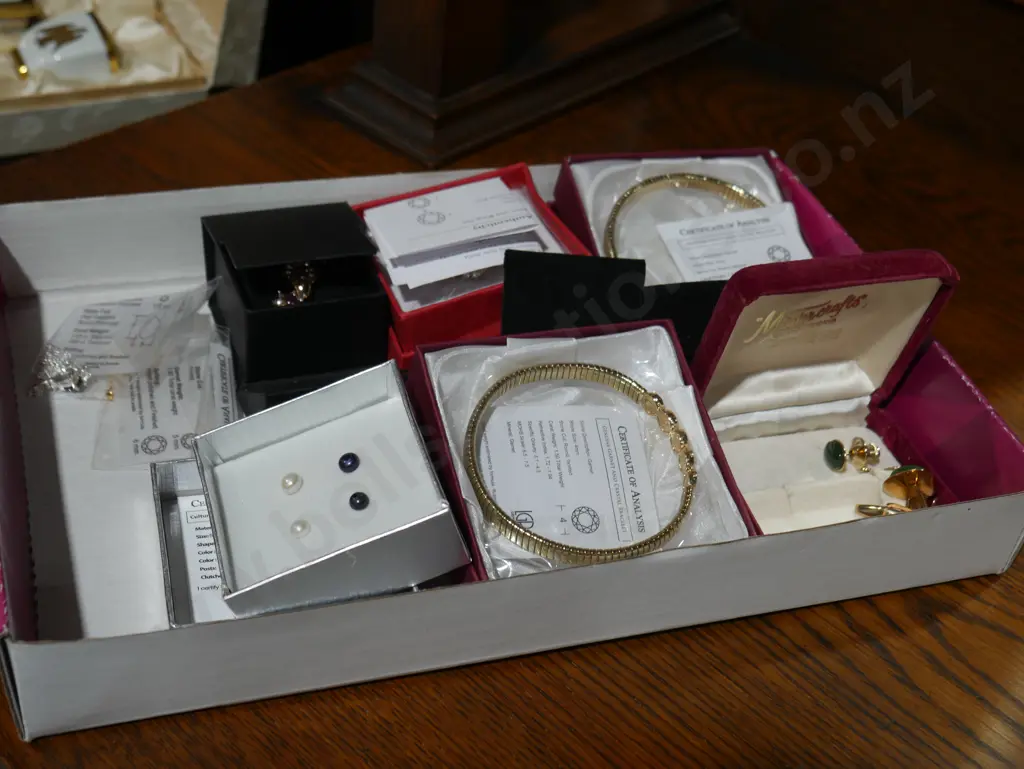 Costume jewellery Image 1++