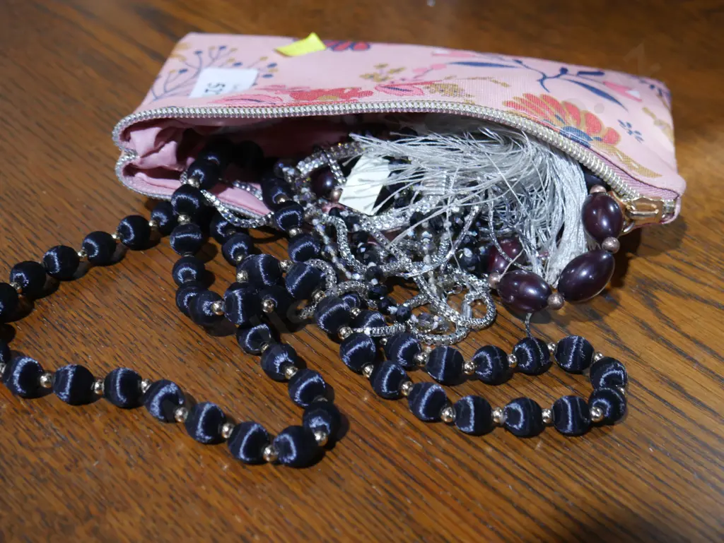 Costume jewellery Image 1++