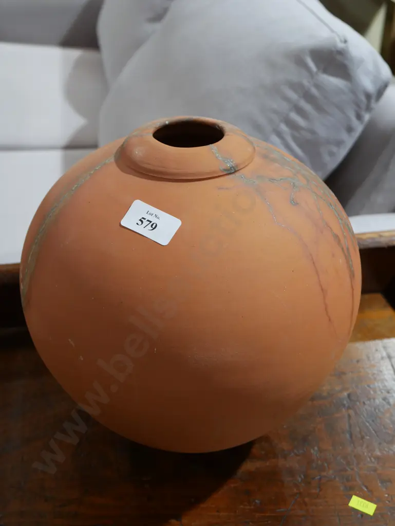 Pottery vase Image 1++
