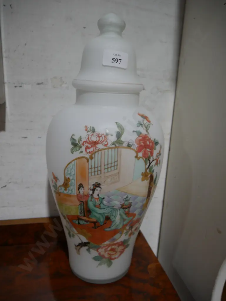 Lidded vase Image 1++